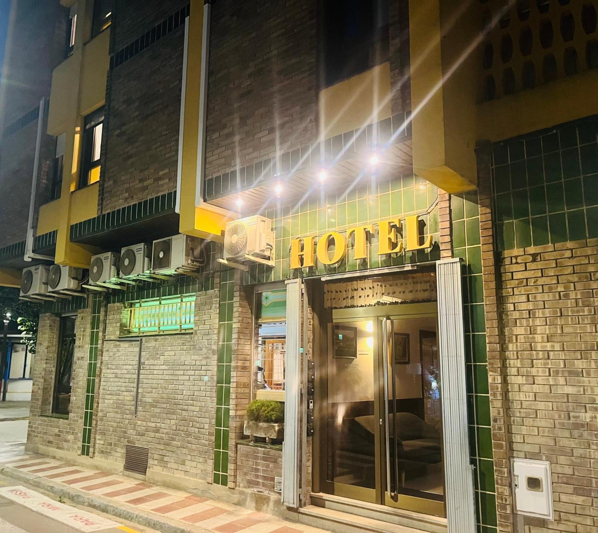 Hostal Tarres Anglés Exterior photo